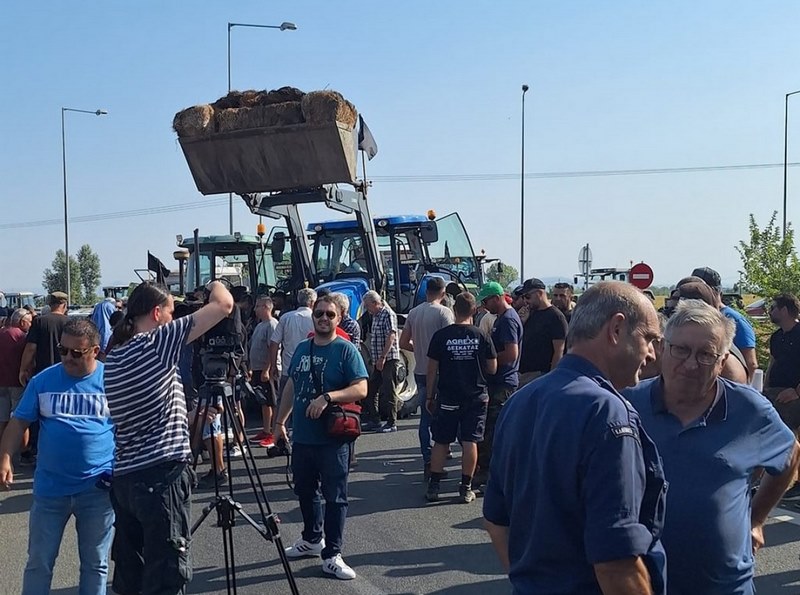 Οι αποζημιώσεις για τις πλημμύρες... βγάζουν τρακτέρ σε Φάρσαλα και Πλατύκαμπο