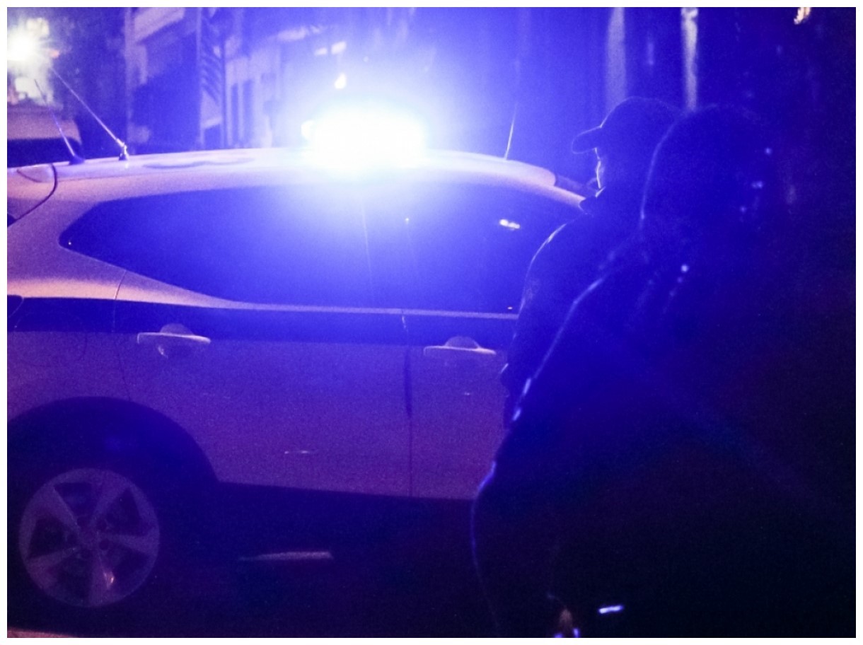 Ανδρας πεταξε μολότοφ από το μπαλκόνι του σπιτιού του στη Νέα Ιωνία και απειλεί να αυτοκτονήσει