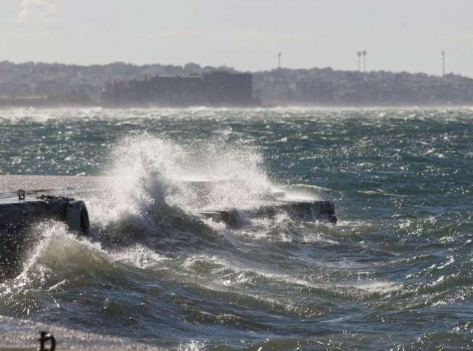 Καιρός: Θυελλώδεις άνεμοι «σάρωσαν» το Αιγαίο – Ξεπέρασαν τα 100 χλμ/ώρα οι ριπές του ανέμου