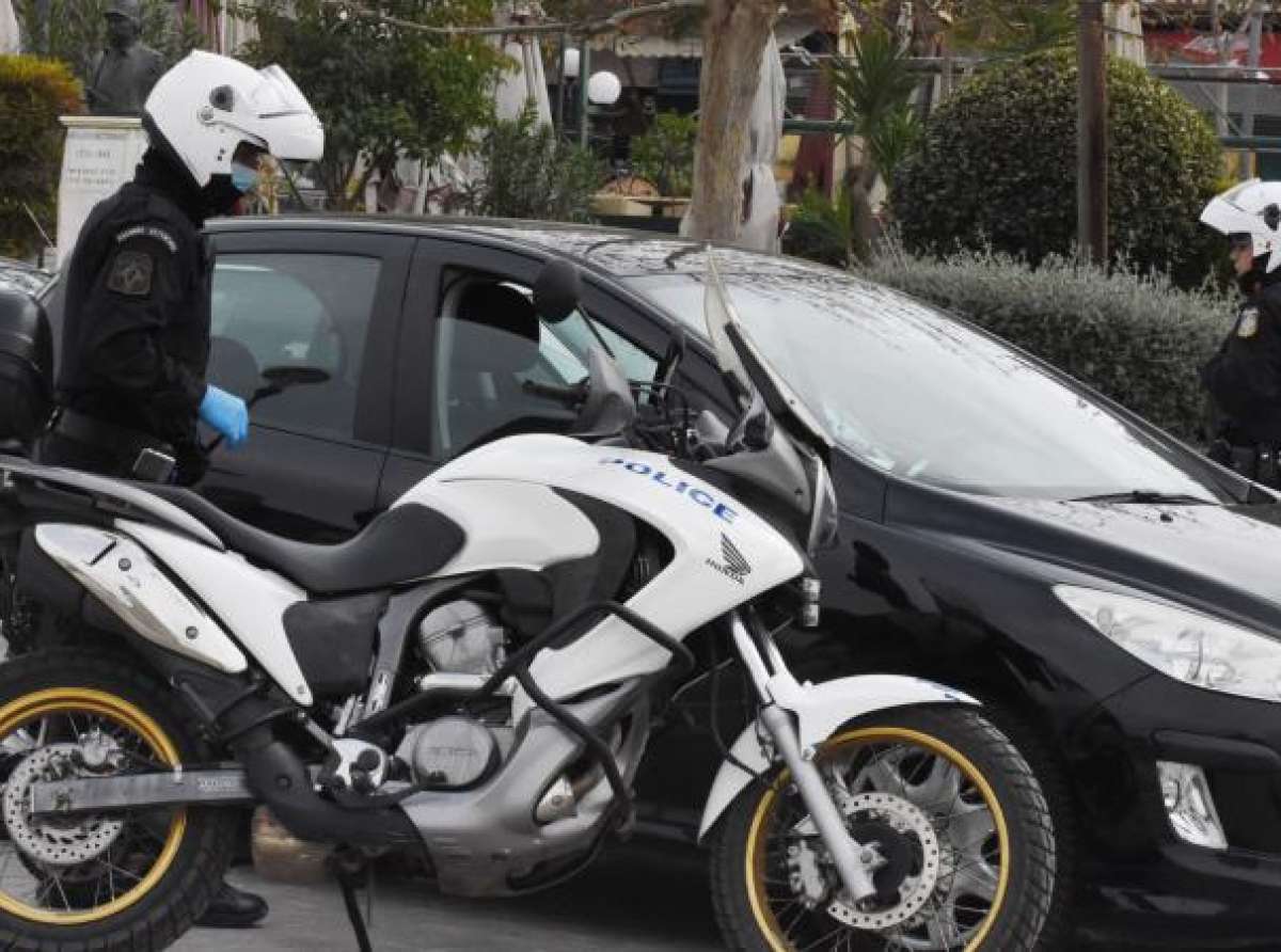 Πήγαν διακοπές με οχήματα σε ακινησία- "Σκανάρισμα" σε λιμάνια και διόδια