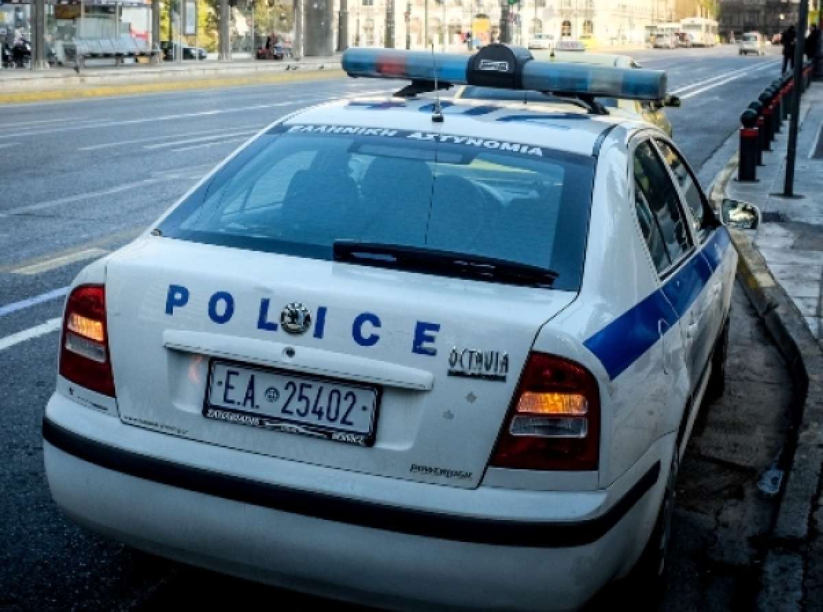 Άγνωστοι πέταξαν πακέτο με χειροβομβίδες κατά αστυνομικών στο Κερατσίνι – Φόβοι ότι είναι παγιδευμένο
