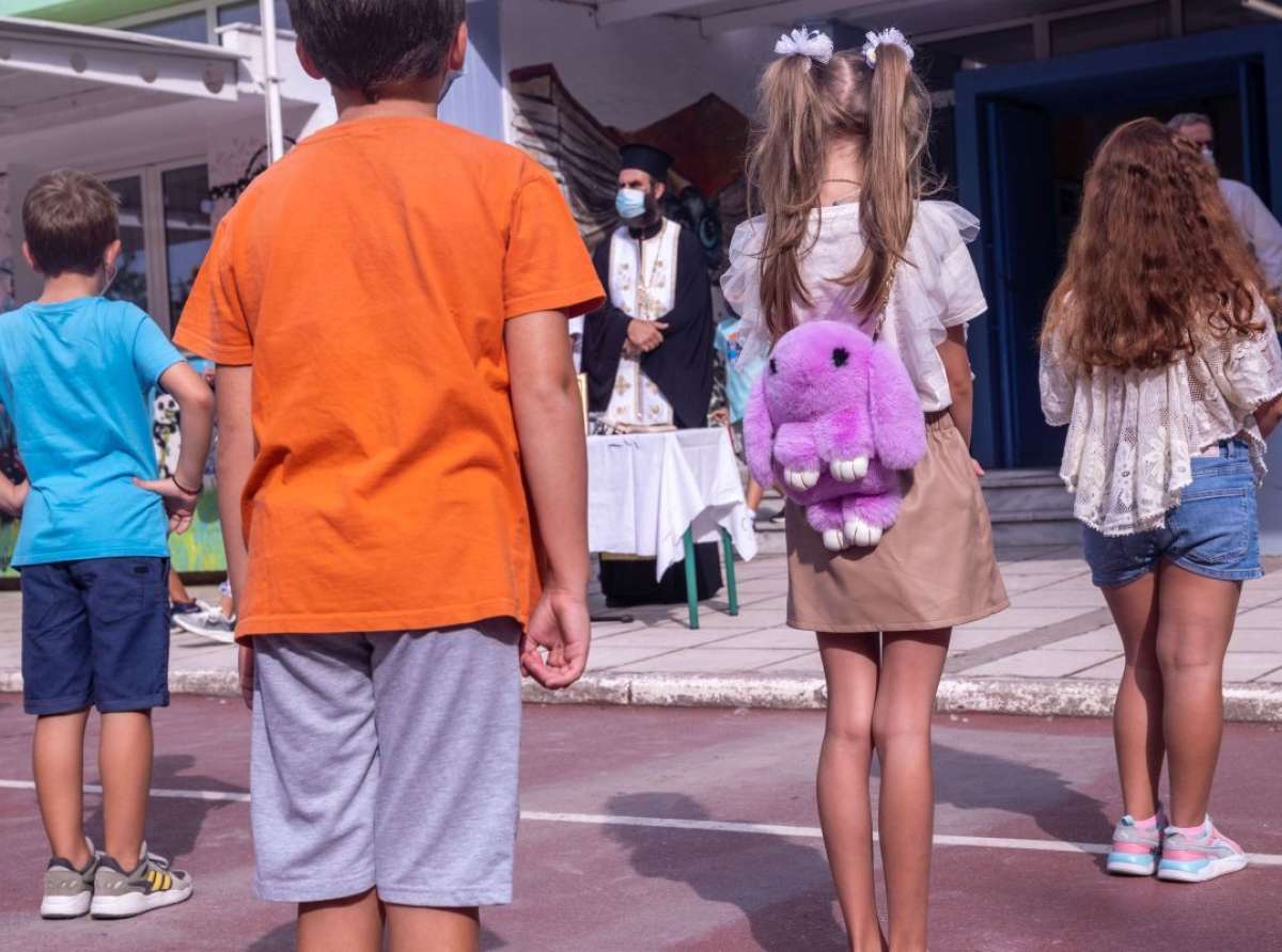 Σχολεία: Ξεκινάνε αύριο - Στην τσάντα τα κινητά, τι ισχύει με τις απουσίες