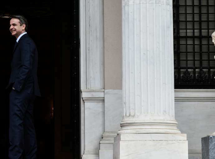 Το Μαξίμου «διαβάζει» τις δημοσκοπήσεις – Η σταθερή πρωτιά της ΝΔ, η κατάρρευση του ΣΥΡΙΖΑ και η παγίωση του ΠΑΣΟΚ στη 2η θέση