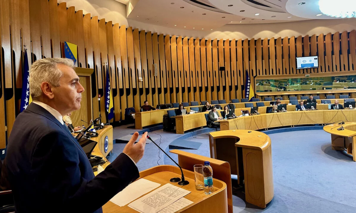 Χαρακόπουλος από Σαράγεβο: Η επιμονή στην woke κουλτούρα επηρέασε και τις αμερικανικές εκλογές