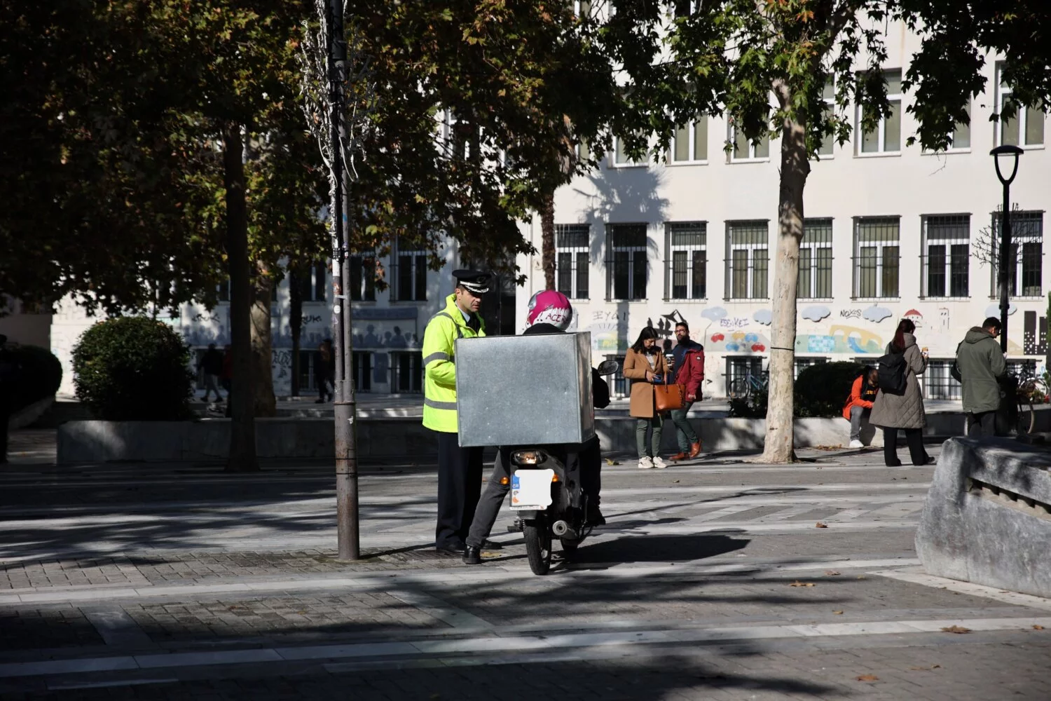 Μηχανάκια και Πατίνια | Συστάσεις πριν τα πρόστιμα στους πεζοδρόμους της Λάρισας
