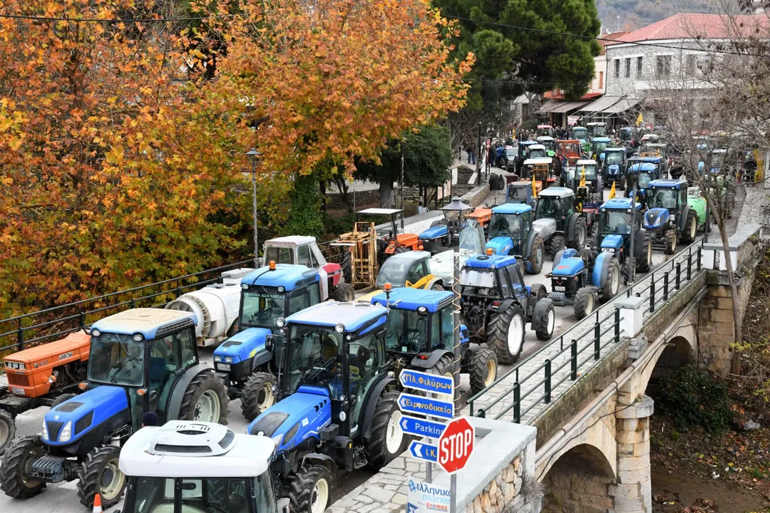 Πάλι στο δρόμο από χθες τα τρακτέρ της Αγιάς (VIDEO &amp; ΦΩΤΟ)