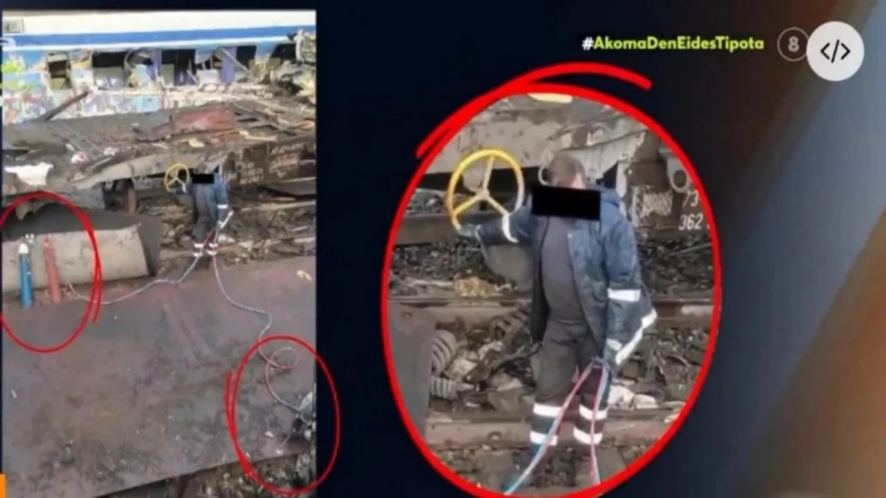 Τέμπη | Εργάτες κόβουν με οξυγόνο την πλατφόρμα του τρένου πριν το μεταφέρουν - Φωτογραφία ντοκουμέντο
