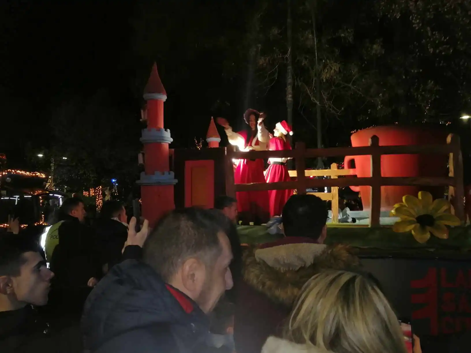 Christmas Parade of Larissa Santa City | Βούλιαξε από κόσμο το κέντρο της Λάρισας (VIDEOS &amp; ΦΩΤΟ)