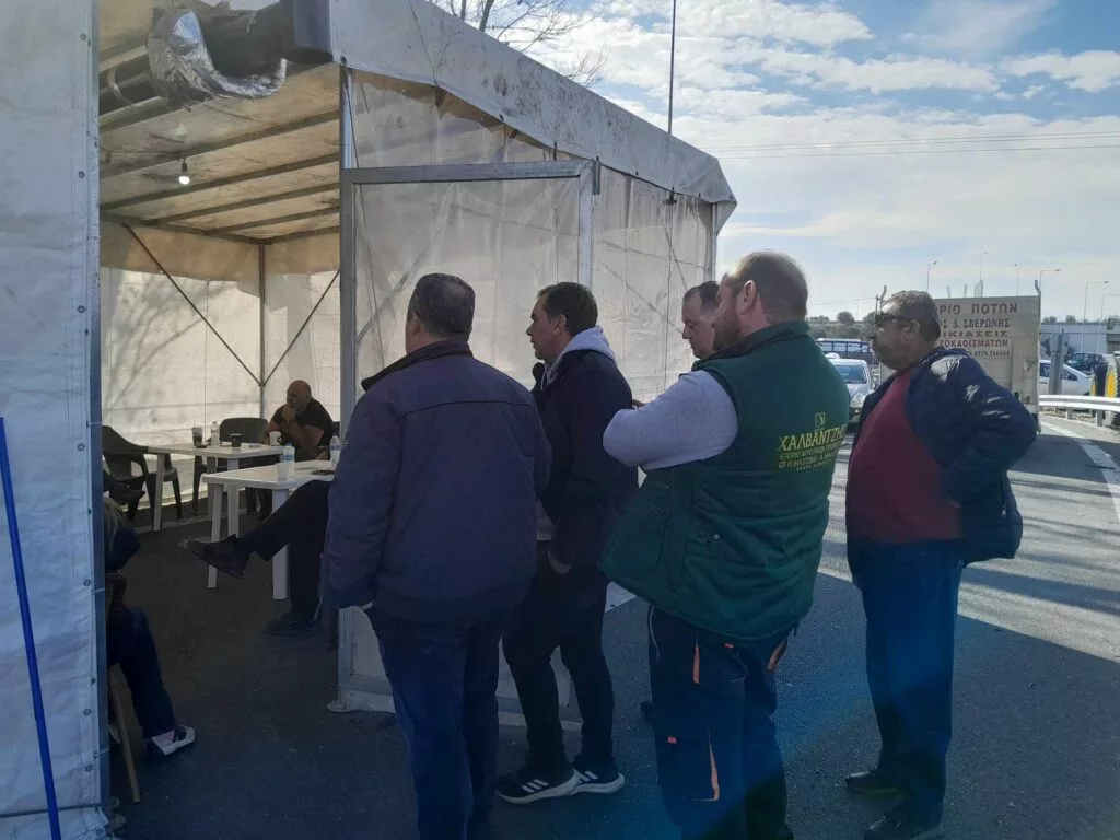 Ενισχύoνται τα μπλόκα – Οι πρώτες αντιδράσεις στην τοποθέτηση Μητσοτάκη (ΦΩΤΟ)