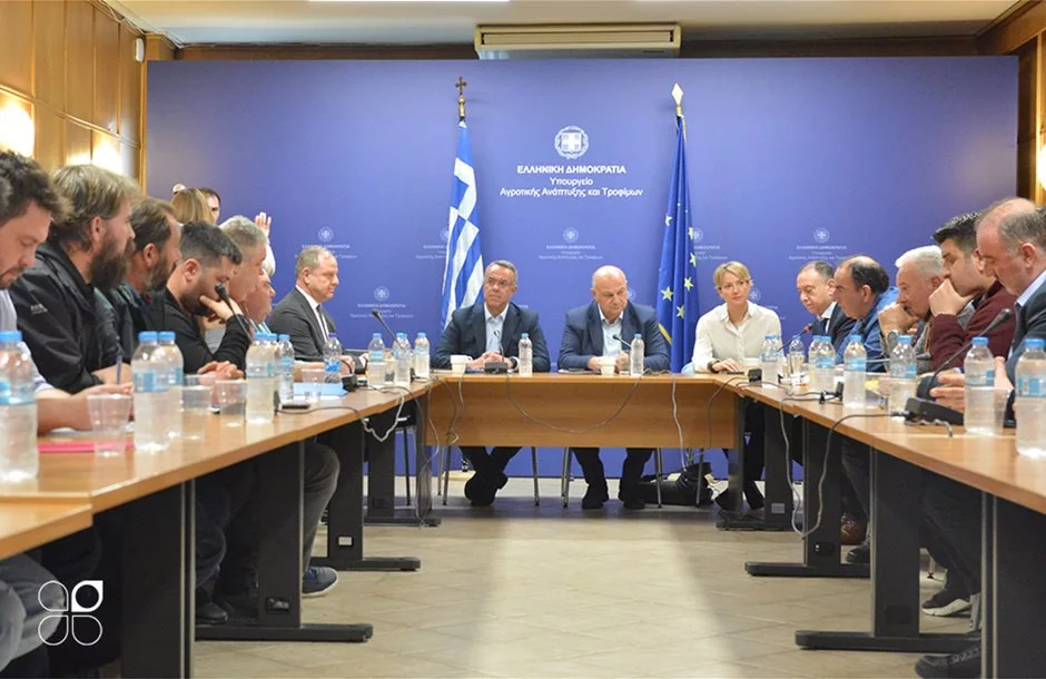 Διάλογος και... τριαντάφυλλα!!! Η συνάντηση των αγροτικών μπλόκων με το κυβερνητικό κλιμάκιο (VIDEOS &amp; ΦΩΤΟ)
