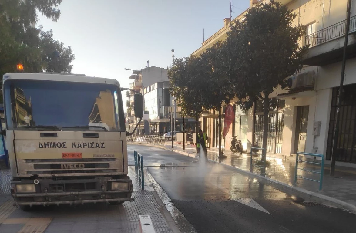 Εργασίες πλυσίματος σε Αγιάς και Μητροπούλου από τον Δ.Λαρισαίων