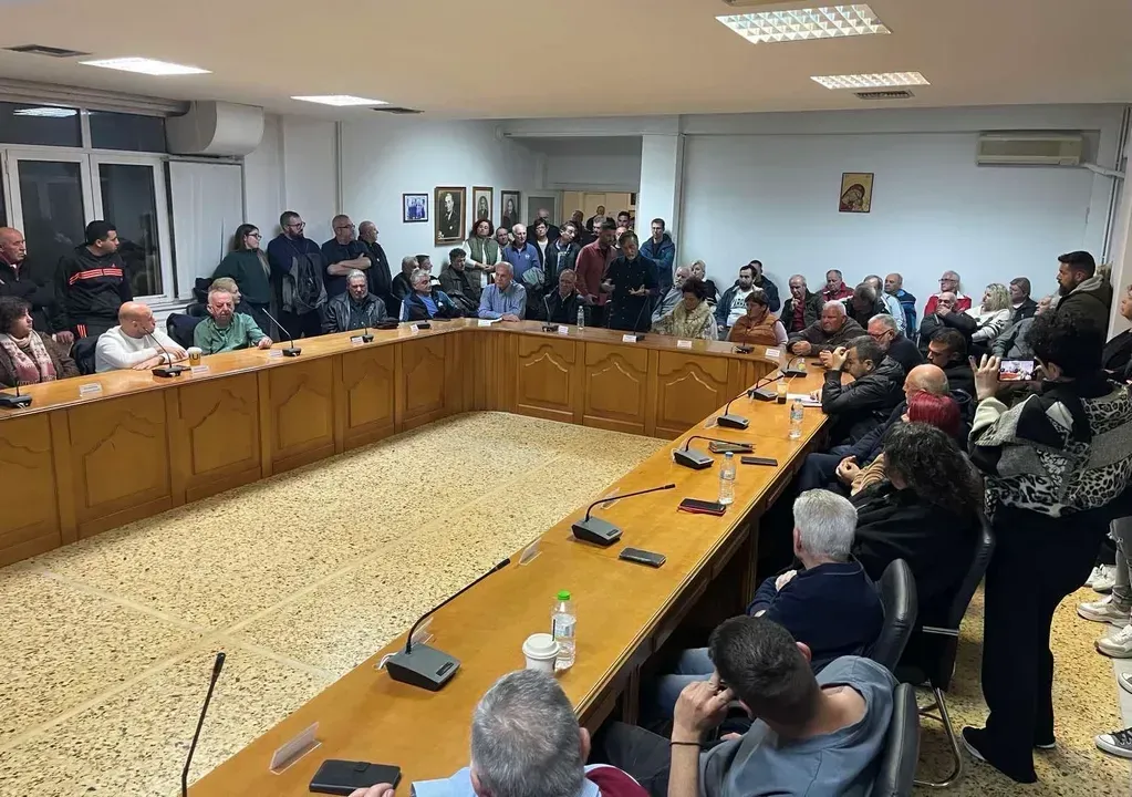 Μαζική σύσκεψη με σεισμόπληκτους στο Δημαρχείο Τυρνάβου - Συλλαλητήριο στις 26/11 στη Λάρισα