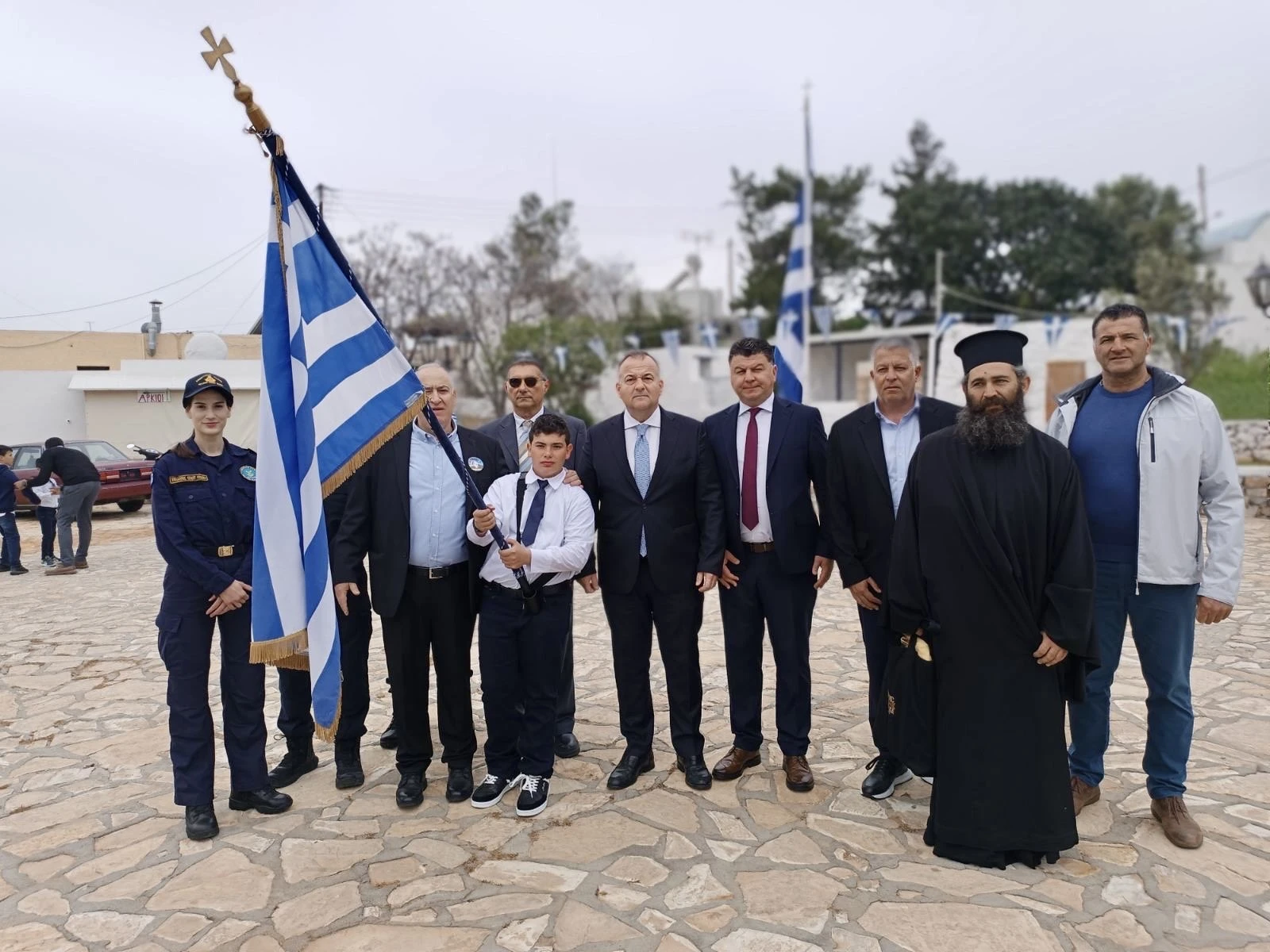 Συγκλόνισε το 13ο Δημοτικό Σχολείο Λάρισας | Παρέλασε για τον τελευταίο μαθητή των Αρκιών (ΦΩΤΟ)