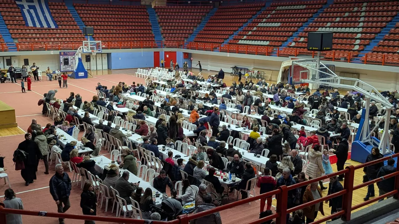 Πλήθος Λαρισαίων γιόρτασε τα Κούλουμα στο κλειστό της Νεάπολης (ΦΩΤΟ)