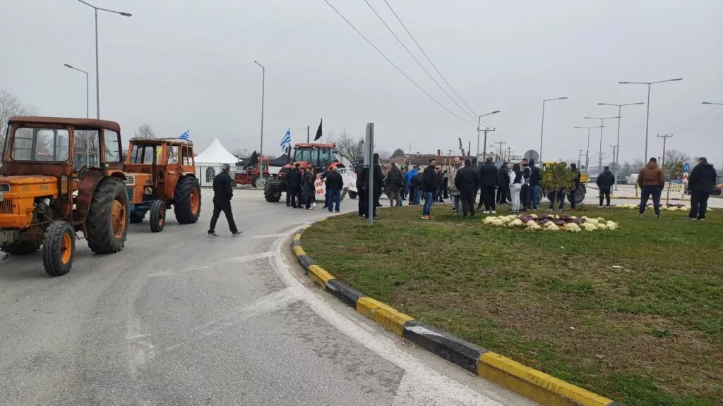 Αγρότες απέκλεισαν τον κόμβο Μεγαλοχωρίου - Συμβολικοί αποκλεισμοί και σε Γυρτώνη-Ε65