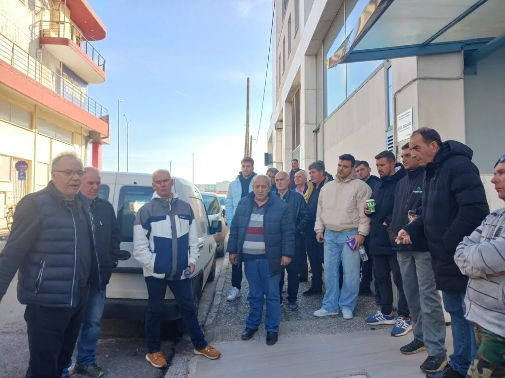Διαμαρτυρία αμυγδαλοπαραγωγών στον ΕΛΓΑ Λάρισας