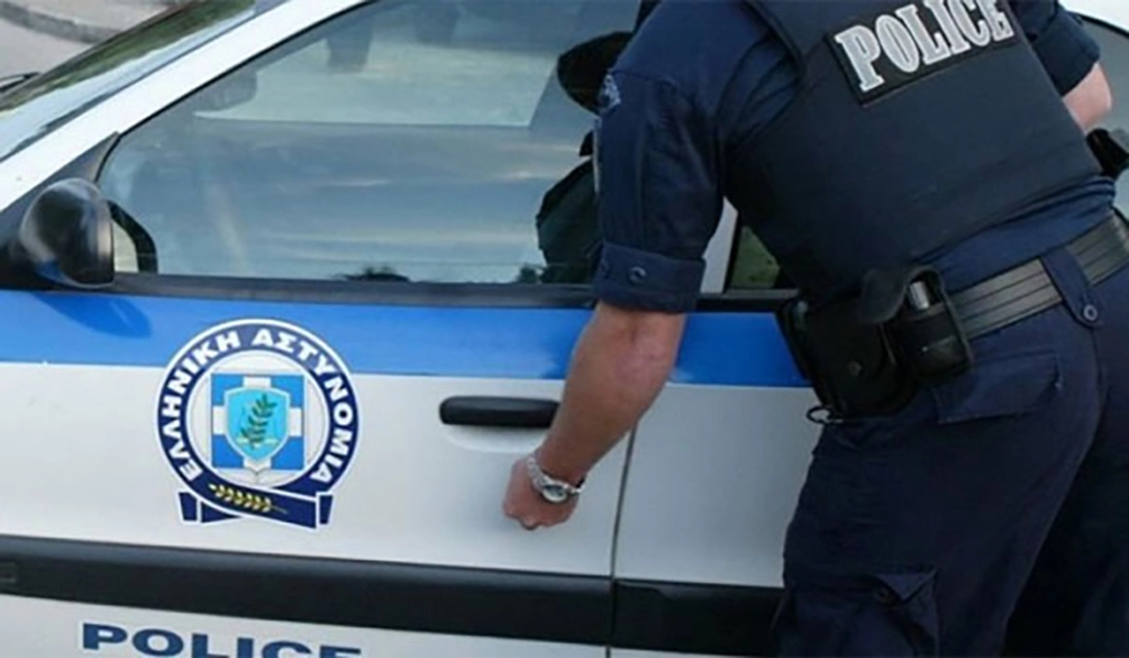 Χειροπέδες σε ζευγάρι για... κλοπή δια εναγκαλισμού στον Δήμο Τεμπών