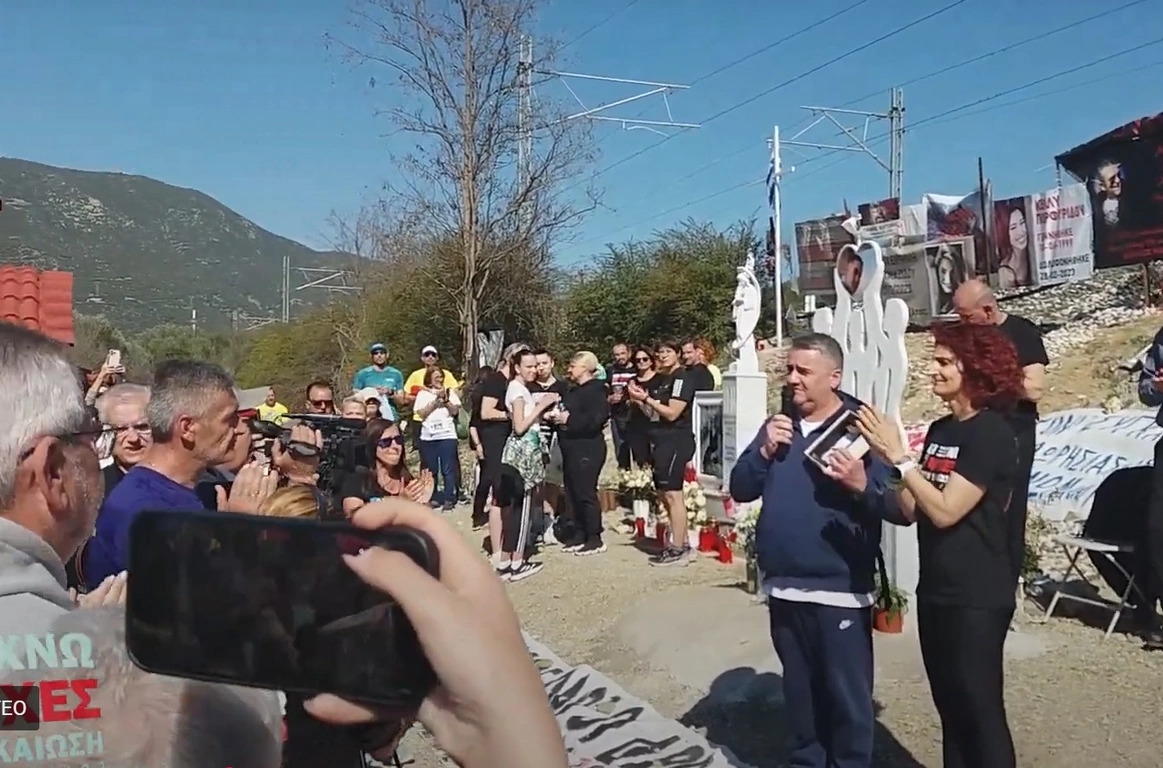 Συγκίνηση στα Τέμπη - Δρομείς και μοτοσικλετιστές τίμησαν τη μνήμη των 57 νεκρών (VIDEO)