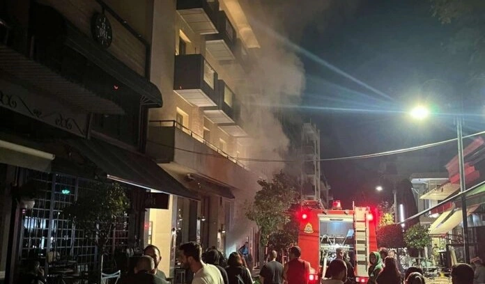 Φωτιά σε κατάστημα εστίασης στο κέντρο της Λάρισας (VIDEO)