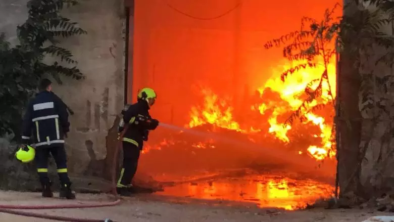 Όλη νύχτα πάλευαν με τις φλόγες σε αποθήκη εκκοκκιστηρίου στο Μελισσοχώρι