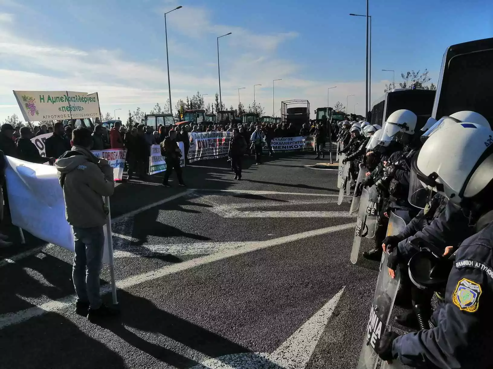 Από τα μπλόκα στις συγκεντρώσεις μνήμης για το έγκλημα των Τεμπών