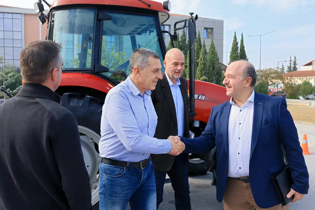Δωρεά γεωργικού ελκυστήρα στην Περιφέρεια Θεσσαλίας (ΦΩΤΟ)