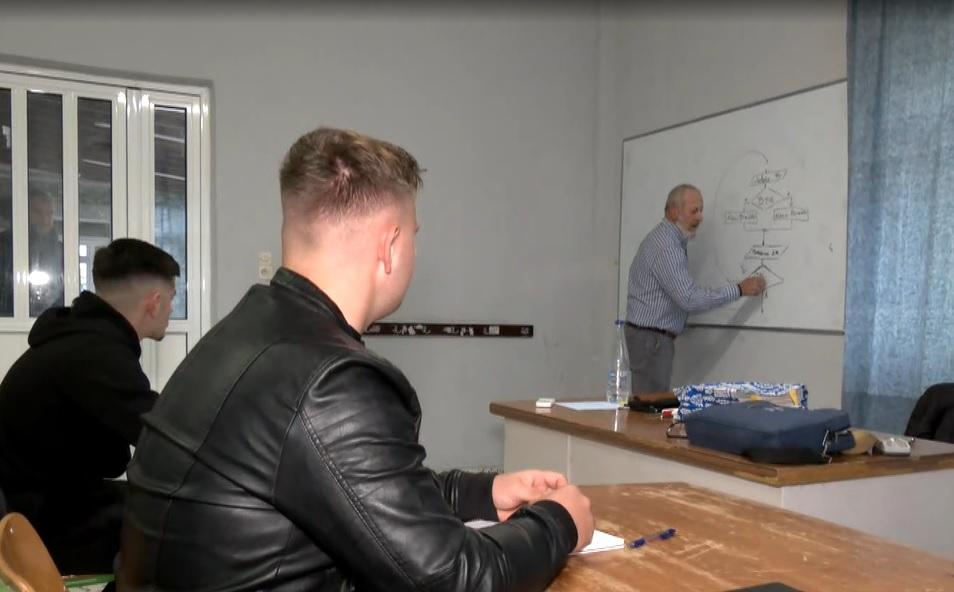 Συνταξιούχος καθηγητής σε χωριό της Λάρισας... χαλάει την πιάτσα!