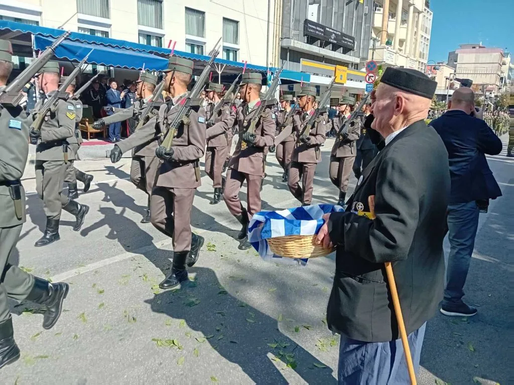 Η Λάρισα τίμησε την επέτειο του "ΟΧΙ" (ΦΩΤΟ)