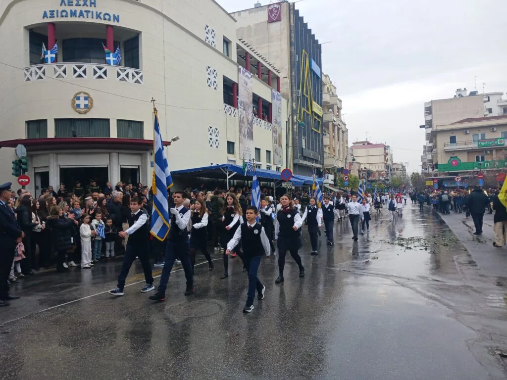 Υπό φυσική και... πολιτική ψύχρα η παρέλαση στη Λάρισα (ΦΩΤΟ)