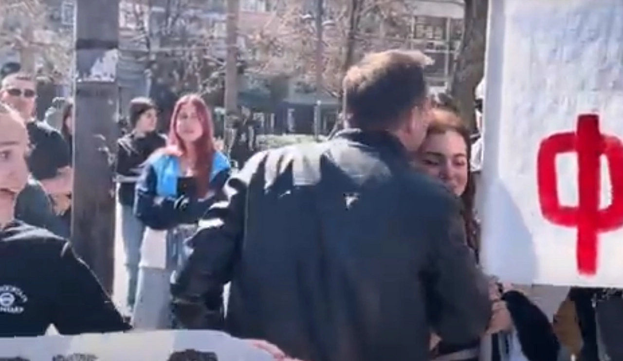 Βγήκαν στην πλατεία οι φοιτητές - Στις 7 μ.μ. το νέο μεγάλο συλλαλητήριο των Λαρισαίων για τα Τέμπη