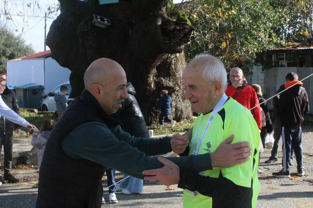 Δρομέας 88,5 ετών αποθεώθηκε στα Τρίκαλα (ΦΩΤΟ)