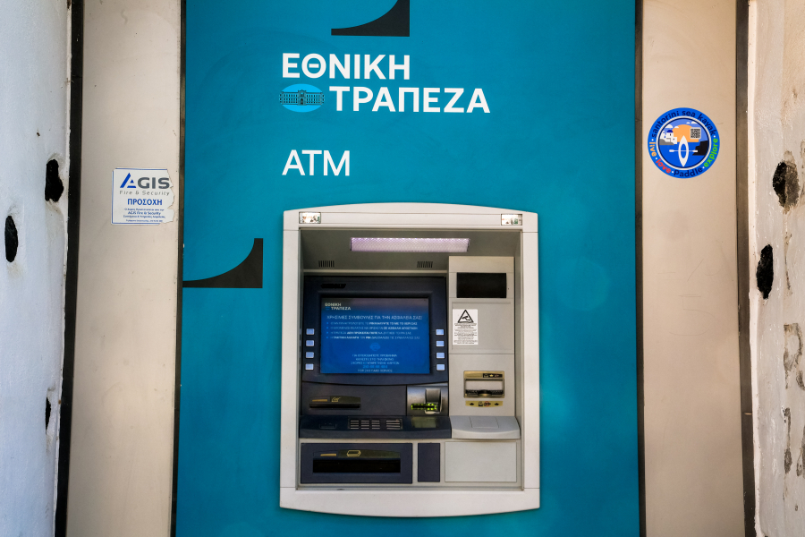Νέος σάλος με την Εθνική Τράπεζα: Μετά τους τραπεζικούς λογαριασμούς βάζει προμήθεια στις χρεωστικές κάρτες