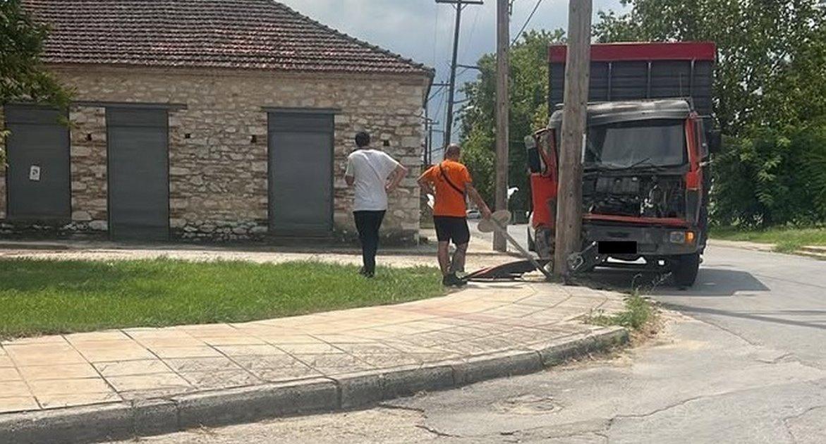 "Στοπ" σε φορτηγό από... κολώνα στον Αμπελώνα!