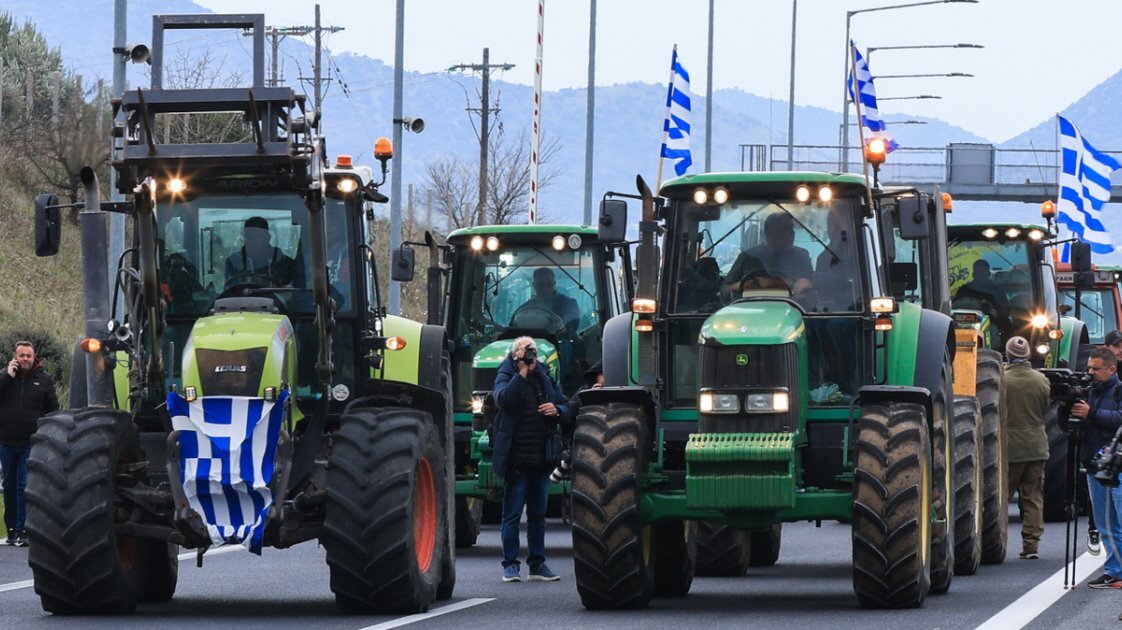 Μπλόκα αγροτών: Αποχωρούν σταδιακά τα τρακτέρ – Στο τραπέζι κάθοδος στην Αθήνα