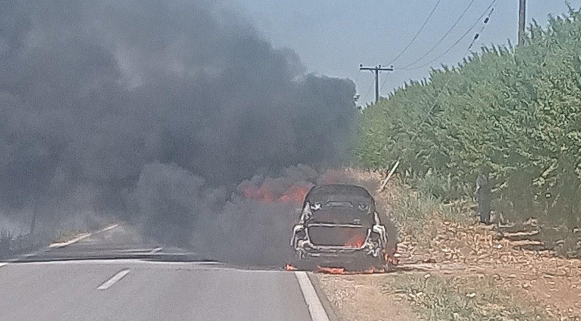 Παρανάλωμα του πυρός Ι.Χ. στον δρόμο Ελασσόνας - Τυρνάβου (ΦΩΤΟ)