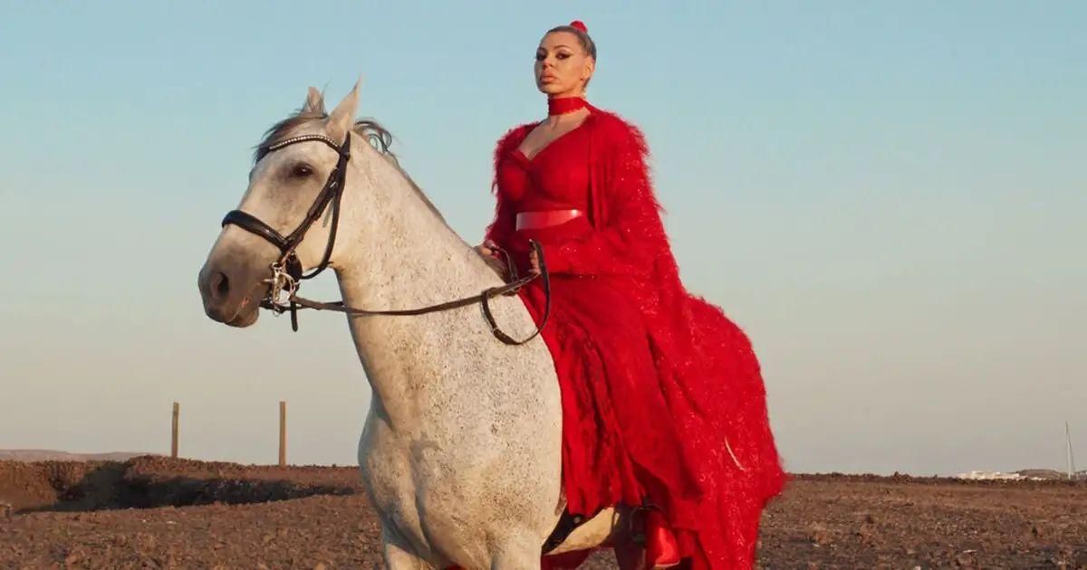 Το «Πήγα σε μάγισσες» γίνεται viral – Το νέο single της Johanna