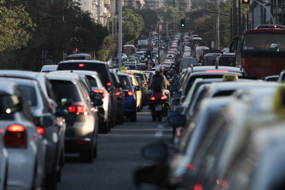 Μαζική έξοδος για την 28η Οκτωβρίου - Στον δρόμο 200.000 αυτοκίνητα