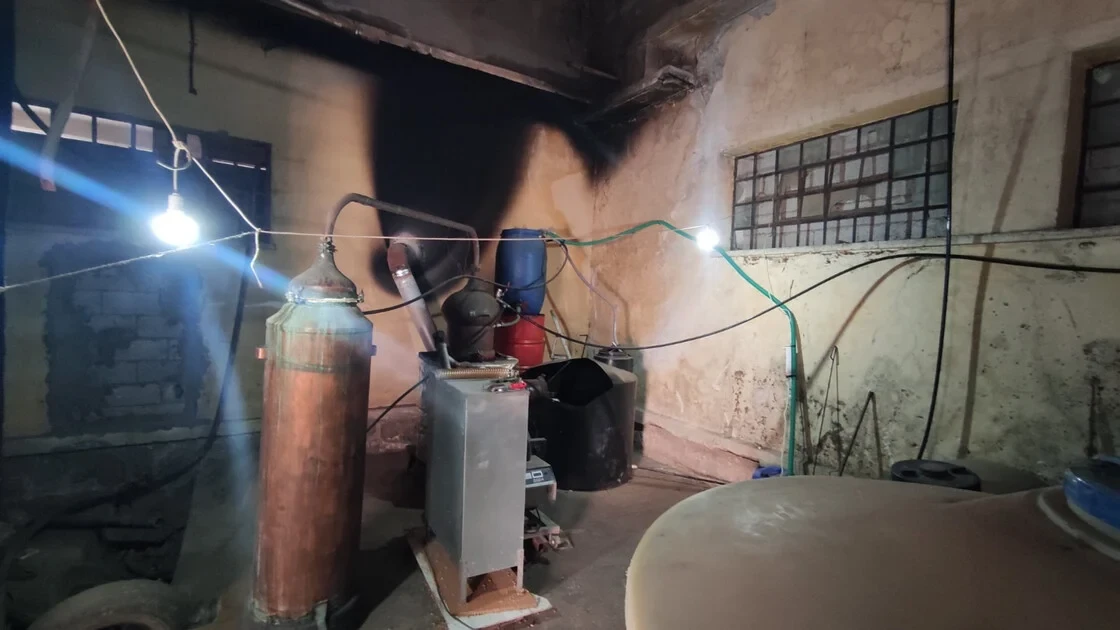 Εντοπίστηκε παράνομο αποστακτήριο με πάνω από τέσσερις τόνους αλκοολούχου ποτού