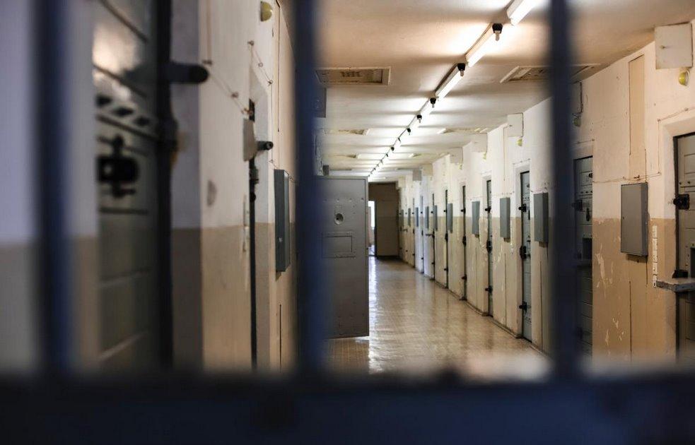 Η Ομοσπονδία Σωφρονιστικών Υπαλλήλων καταγγέλλει έλλειψη στήριξης – Σήμα κινδύνου η επίθεση κρατουμένου στη Λάρισα
