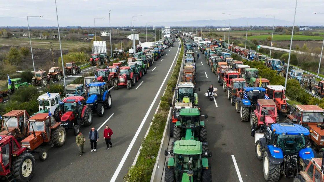 Αγροτικές κινητοποιήσεις σε πλήρη εξέλιξη - 6.000 τρακτέρ και 14 σημεία αποκλεισμών