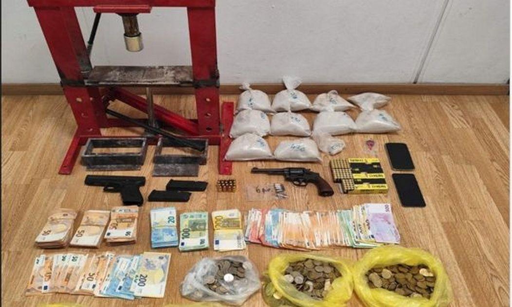 Μεγάλη αστυνομική επιχείρηση. Κατασχέθηκαν όπλα και ναρκωτικά, 3 συλλήψεις