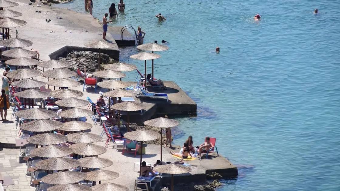 Πάνω από 3.000 καταγγελίες σε 2 μήνες για αυθαιρεσίες στις παραλίες