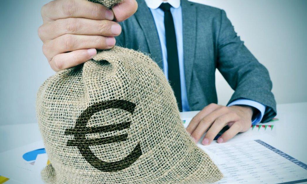 Ήταν πολλά τα λεφτά!!! Θεσσαλός δήμαρχος ξέχασε σακίδιο με δεκάδες χιλιάδες ευρώ...